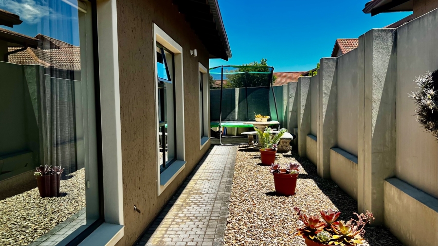 3 Bedroom Property for Sale in Earls Court Lifestyle Estate Western Cape
